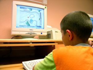 Enfant devant ordinateur
