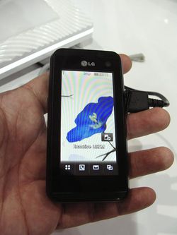 MWC 2008 LG KF700 01