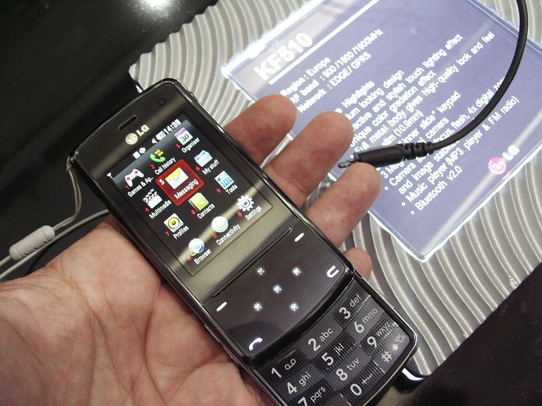 MWC 2008 LG KF510 03