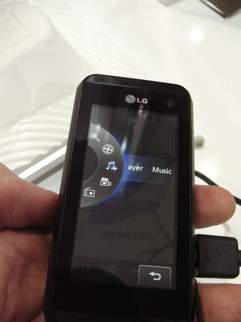 MWC 2008 LG KF700 05