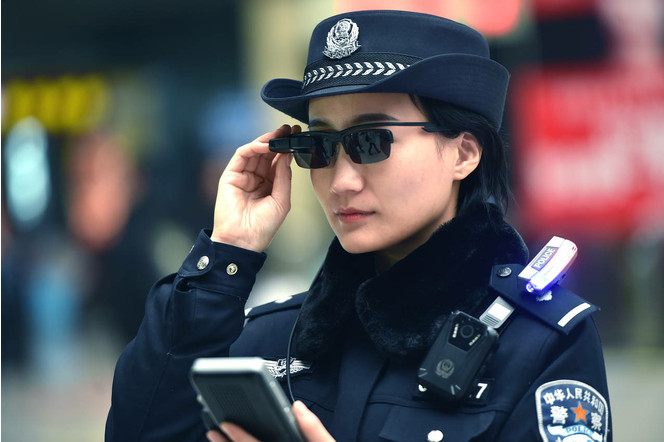 Chine police lunettes reconnaissance faciale
