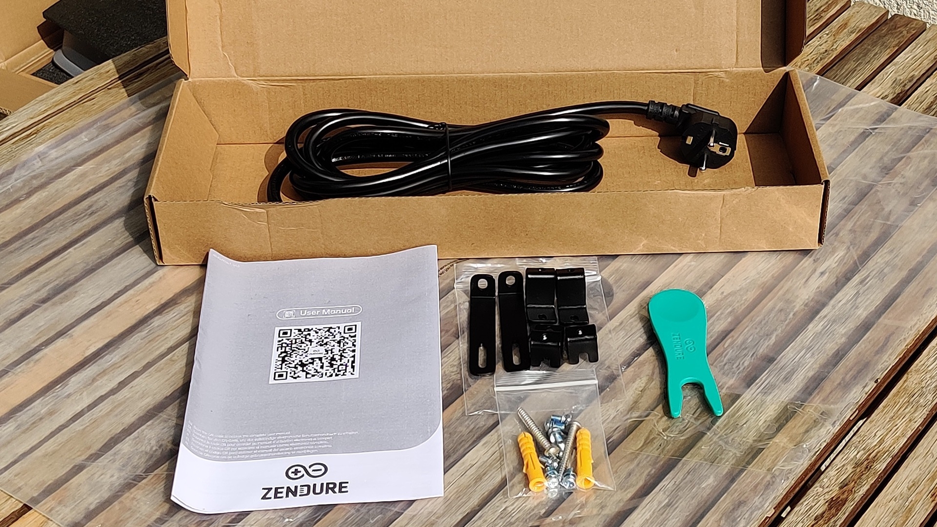 Zendure SolarFlow 2400 AC - Contenu de la boite