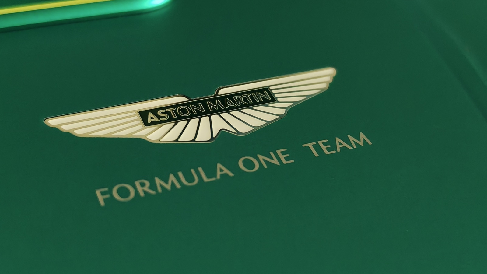 realme GT 7 Dream Edition Aston Martin logo