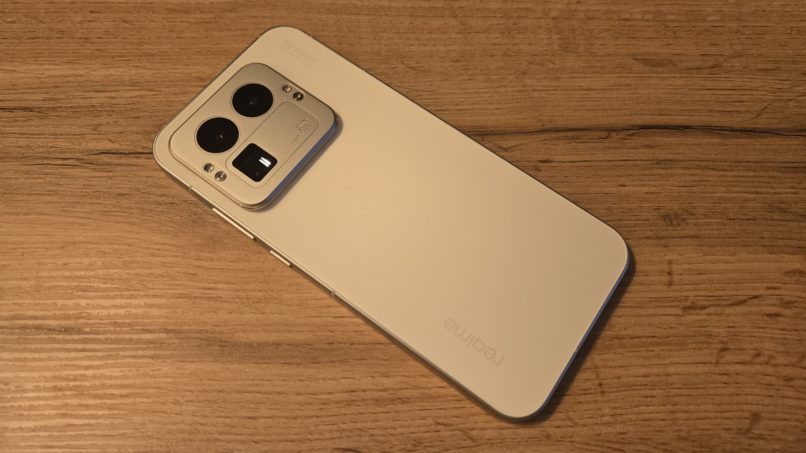 realme GT 8 Pro bloc photo carre