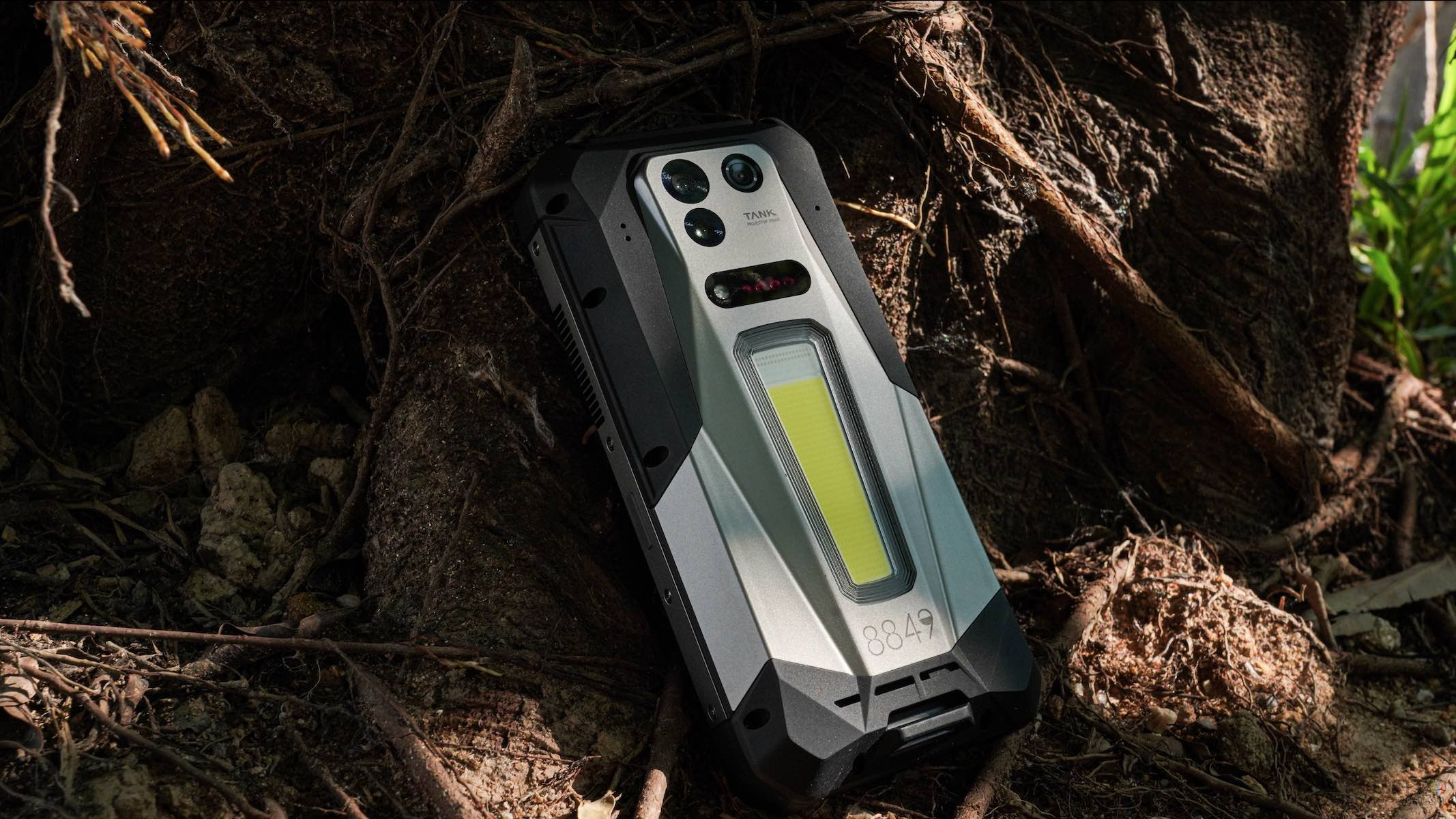 8849 TANK 5 : le smartphone incassable ultime avec projecteur 2K, batterie monstre et outils de chantier !