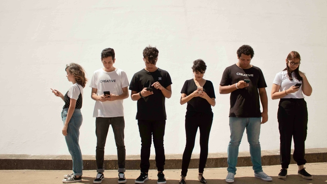 ados smartphones.