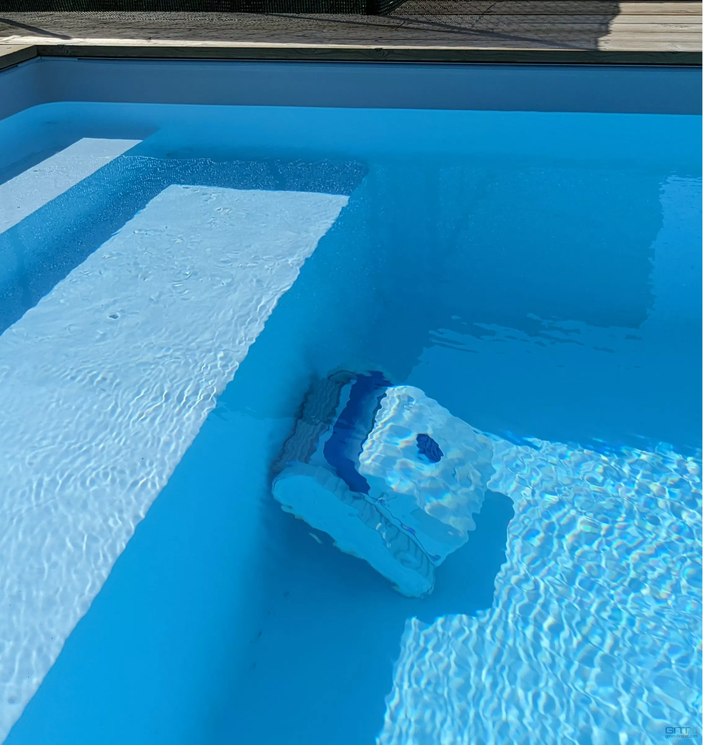 Test Airrobo PC100 : le robot piscine sans fil qui va vous