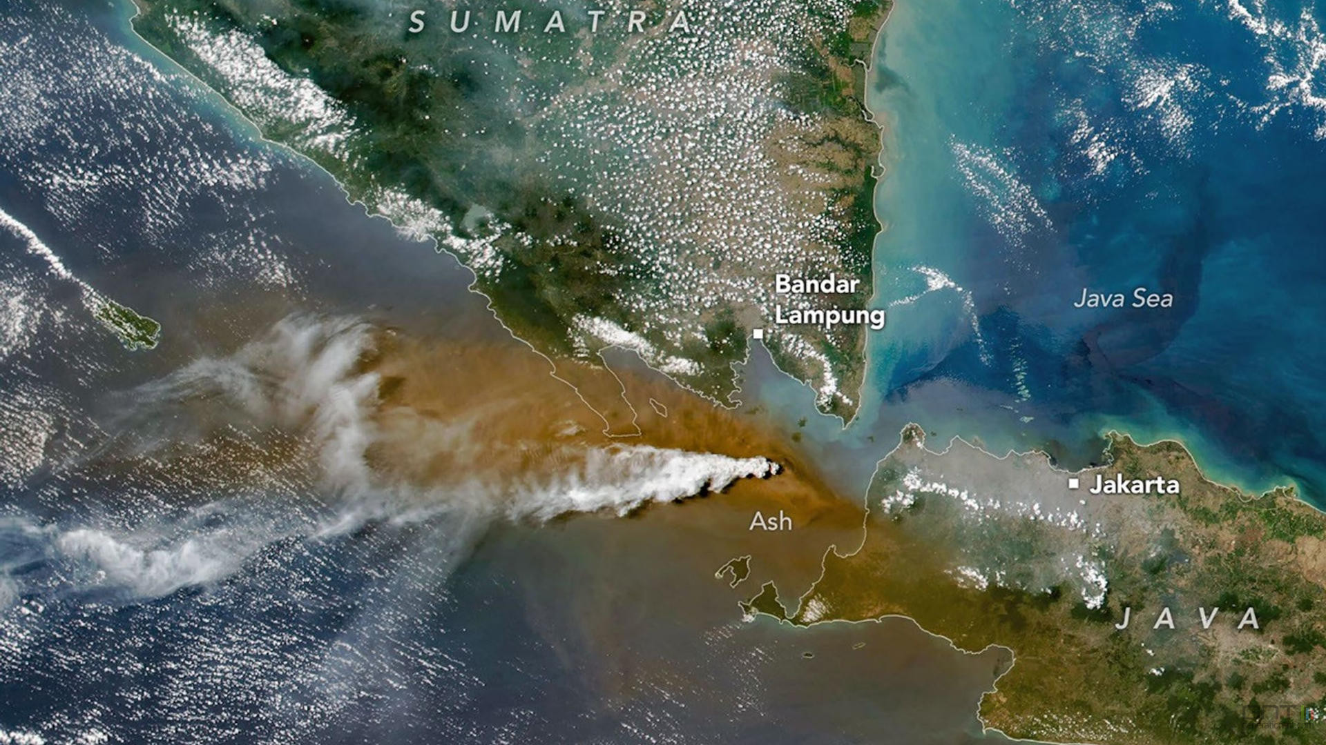 Vu de l'espace, le réveil spectaculaire de l'Anak Krakatau !