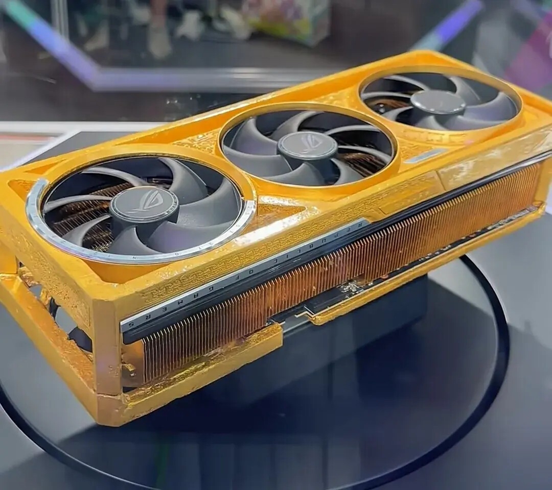 Asus ROG  RTX or massif 01