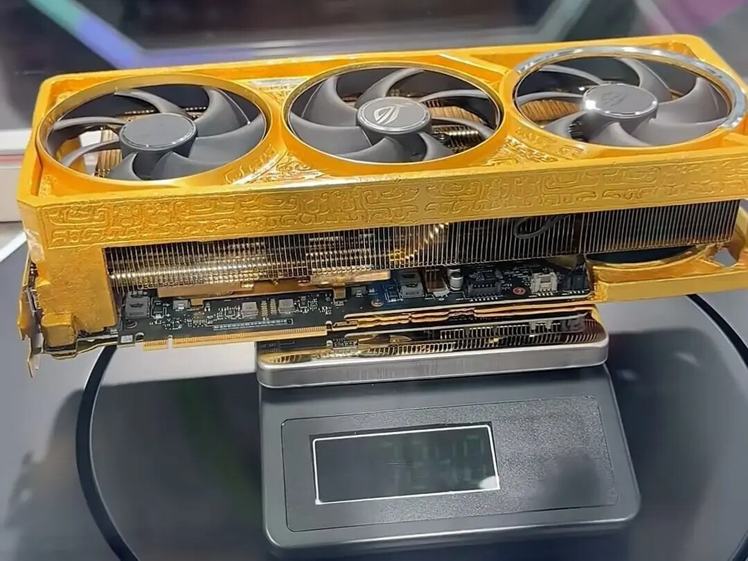 Asus ROG  RTX or massif 03