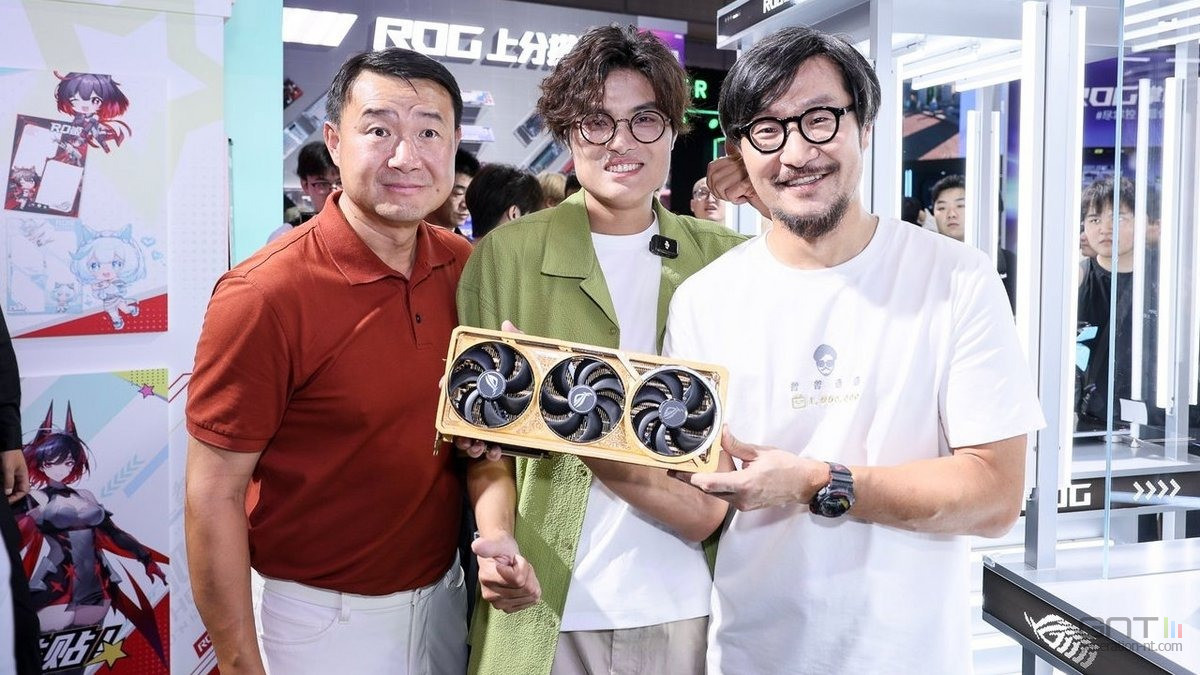 Asus ROG RTX or massif 04