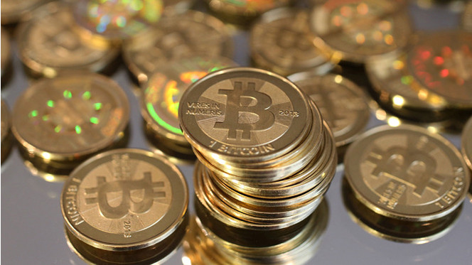 Bitcoin : aprÃ¨s un nouveau record Ã  42 000 dollars, la monnaie virtuelle plonge