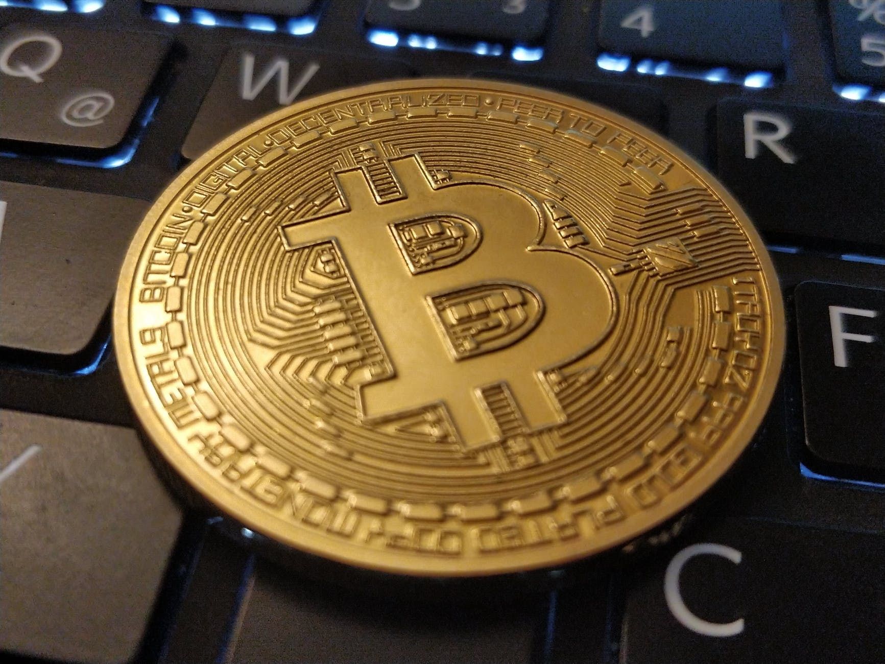 Bitcoin : la monnaie virtuelle passe le cap des 60 000 dollars