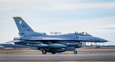 L'US Air Force fait la démonstration de ses chasseurs F-16 pilotés avec une IA