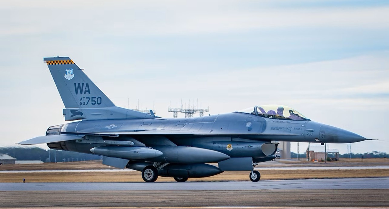 chasseur F-16 vol autonome