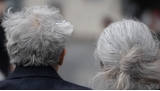 La science le confirme : les cheveux gris peuvent retrouver leur couleur
