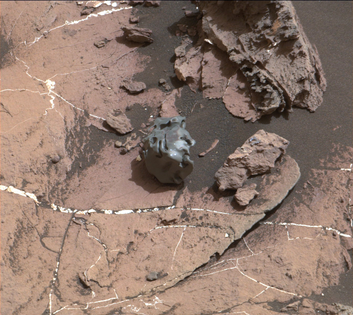 curiosity-mars-meteorite-egg-rock
