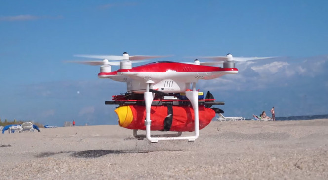 drone secouriste plage
