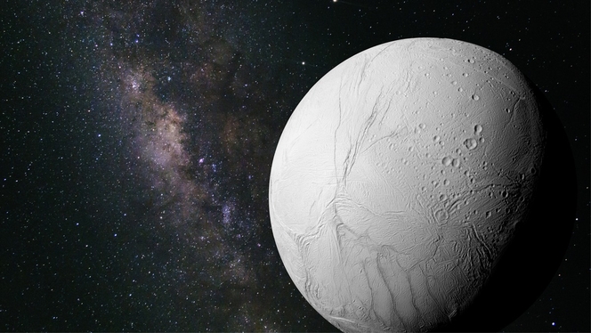 La glace dans l'univers, pas si amorphe qu'on le pensait ?