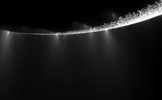 Sur une lune de Saturne, James Webb repère un immense panache