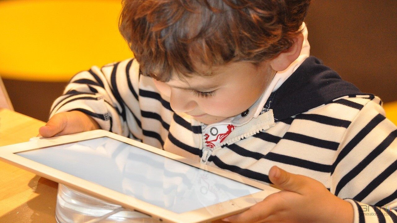 enfant avec tablette