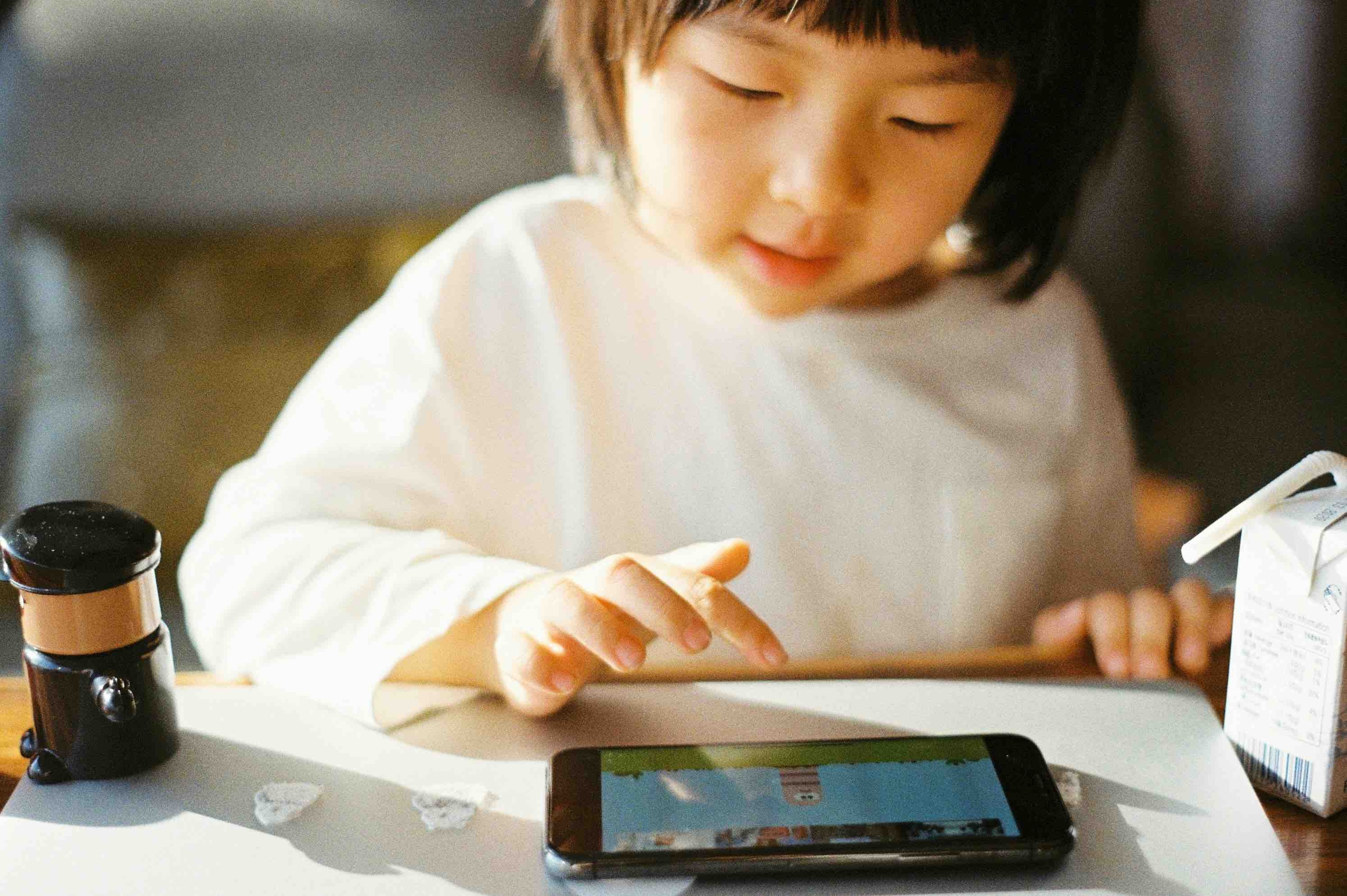 enfant smartphone.