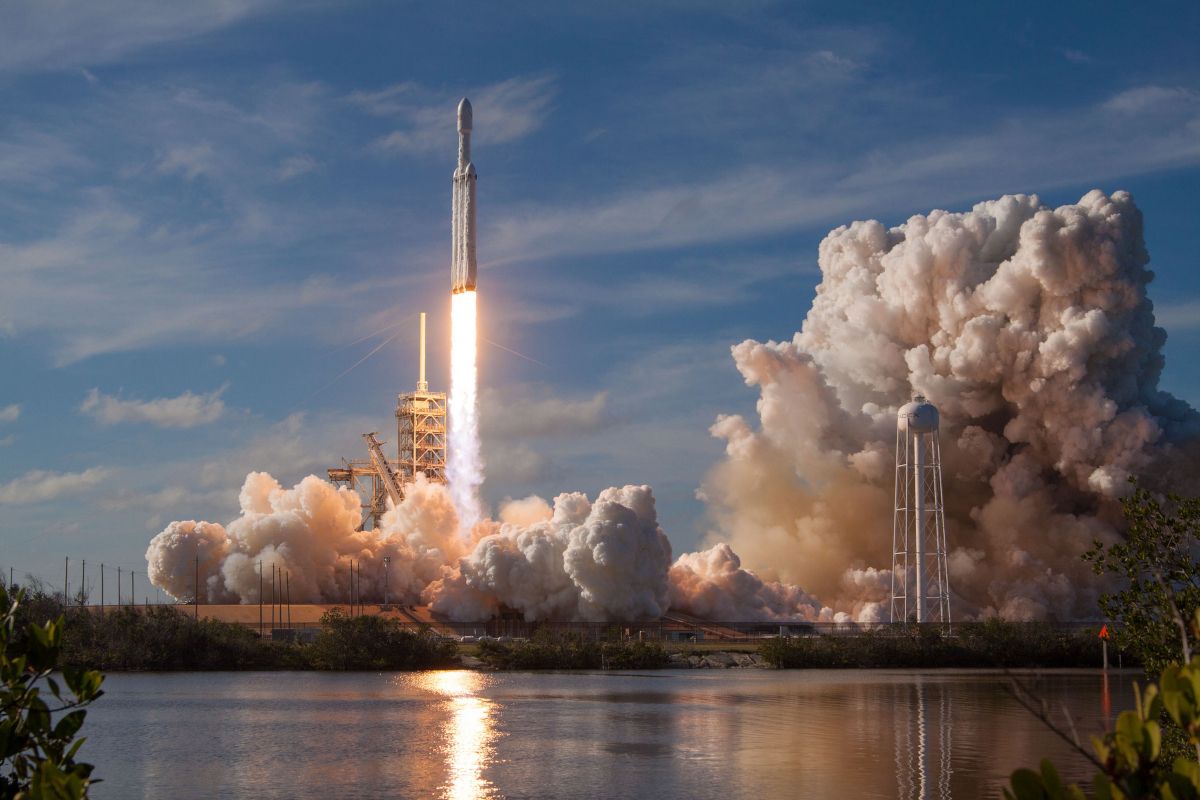 SpaceX : premier vol commercial rÃ©ussi pour la fusÃ©e Falcon Heavy