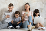 famille-smartphone-tablette-pc
