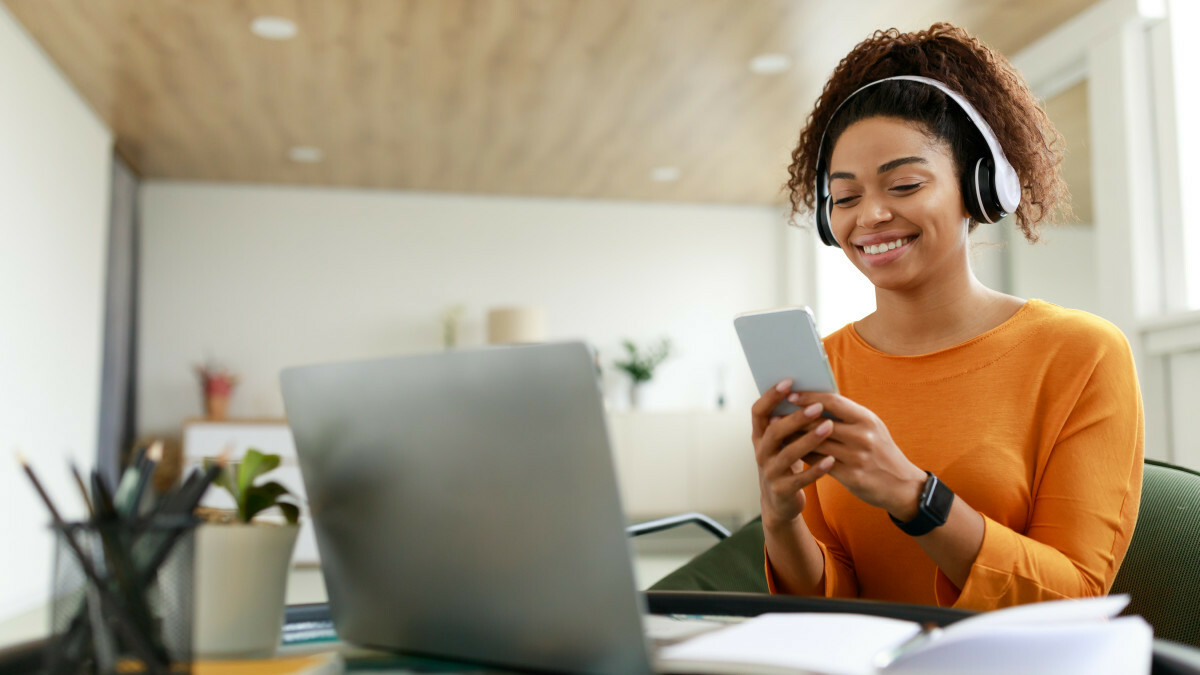 femme-casque-smartphone-pc-portable