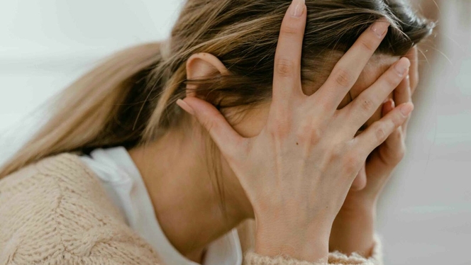 femme te?te dans les mains