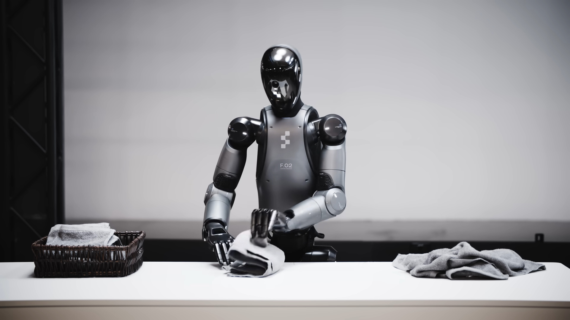 figure-02-robot-plier-linge