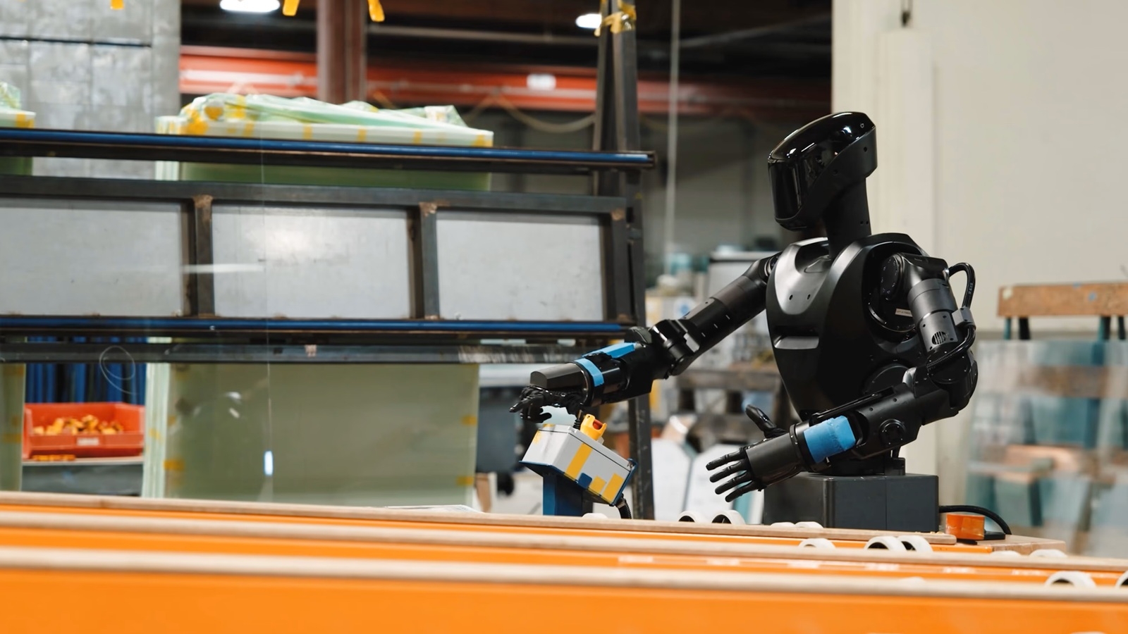 Foundation Phantom Mk1 robot humanoide 02