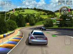 GT Racing HD iPad 01