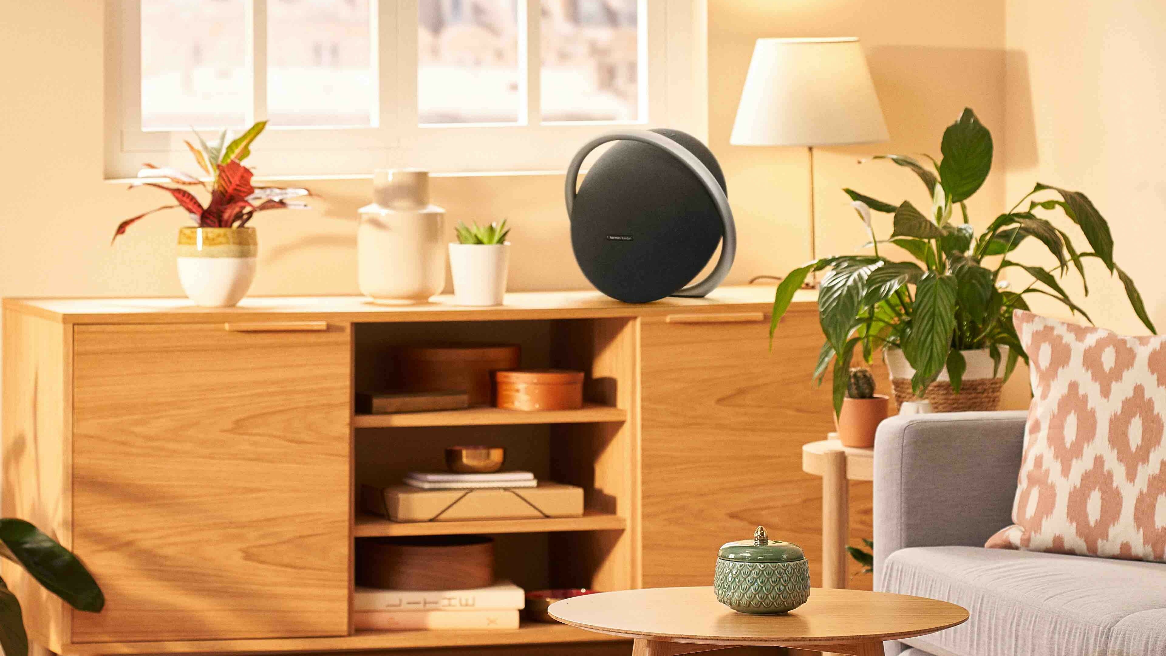 Harman Kardon Onyx Studio 8.