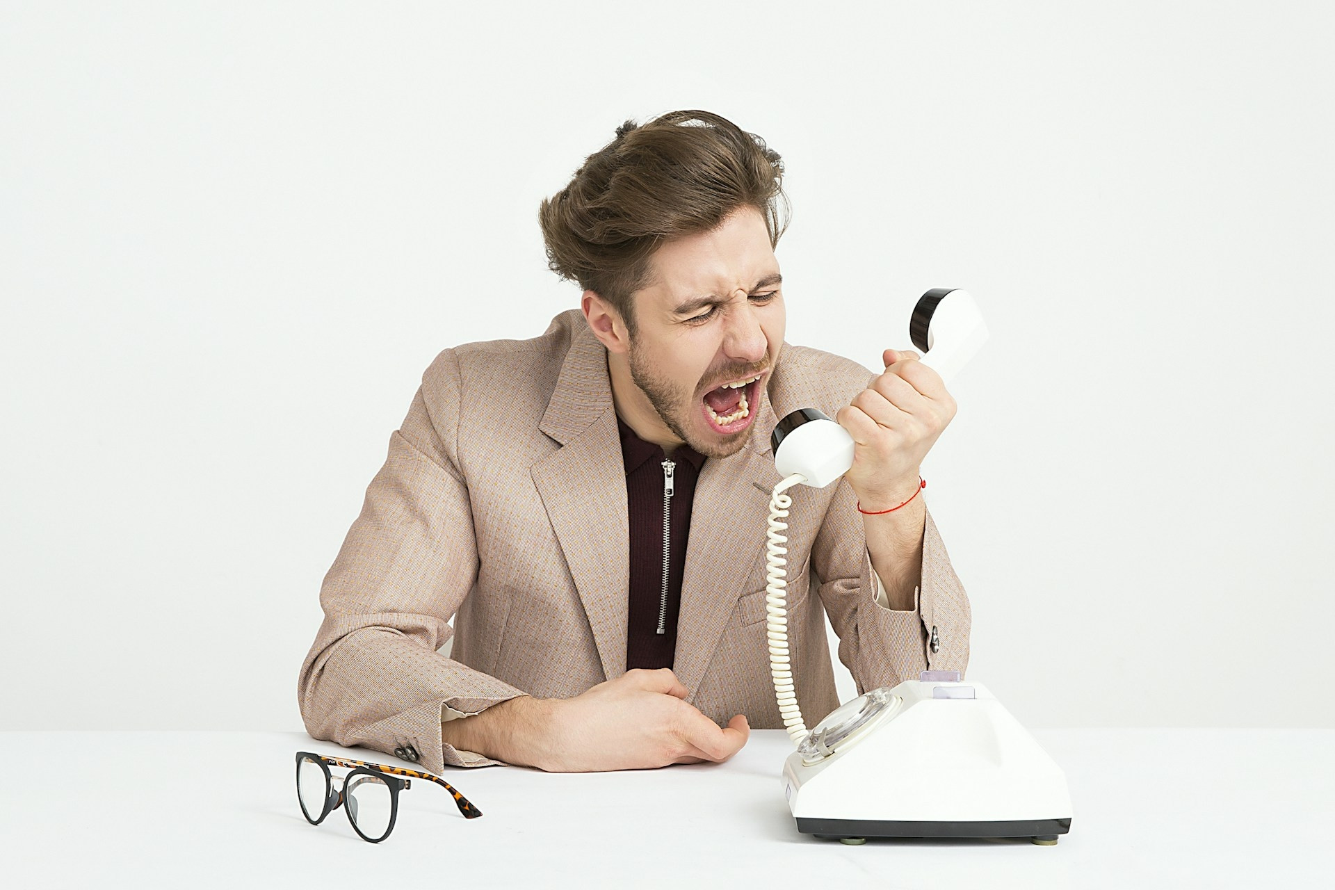 homme enerve telephone.
