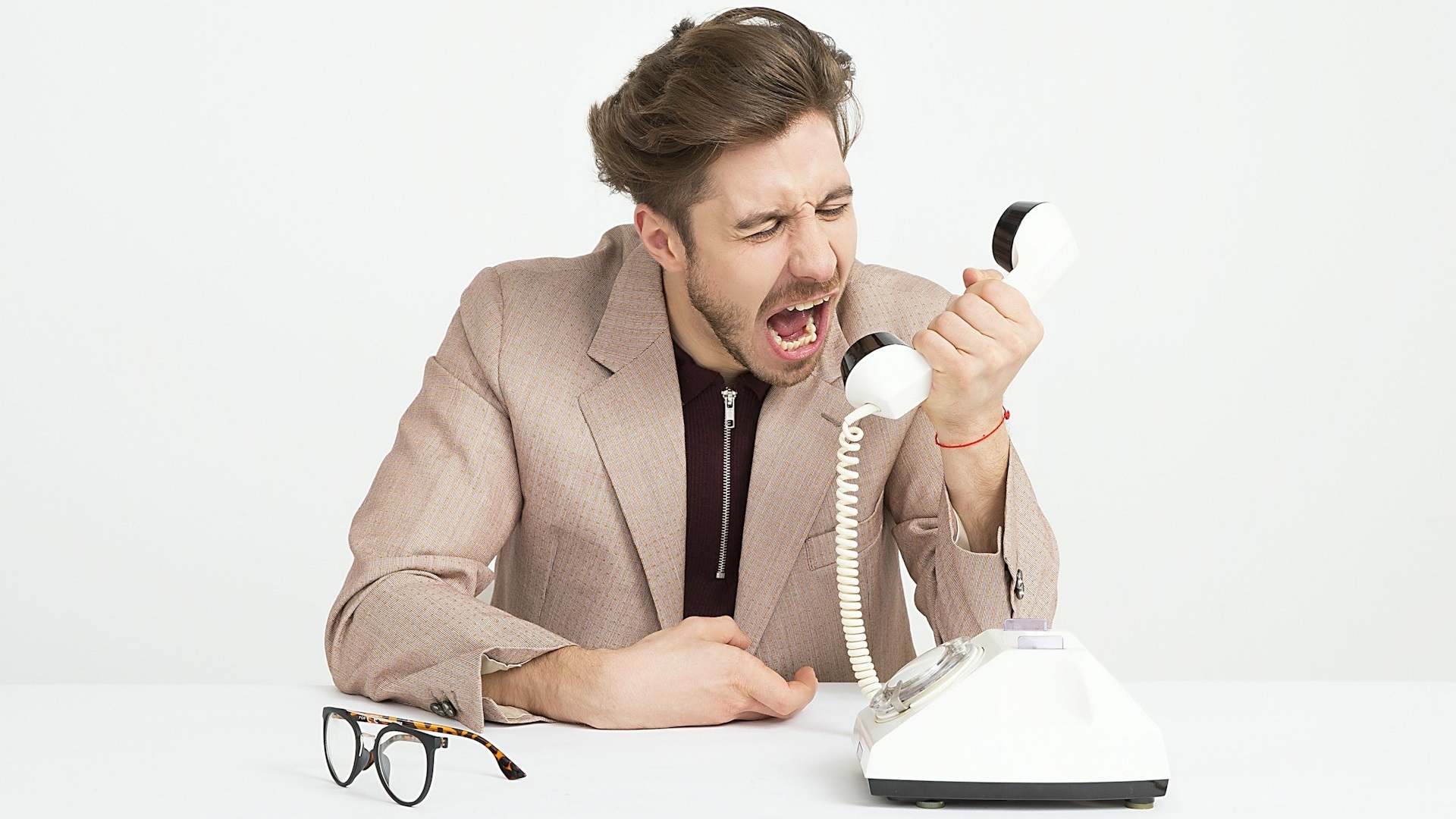 homme Ã©nervÃ© tÃ©lÃ©phone