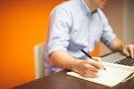 homme-ordinateur-teletravail