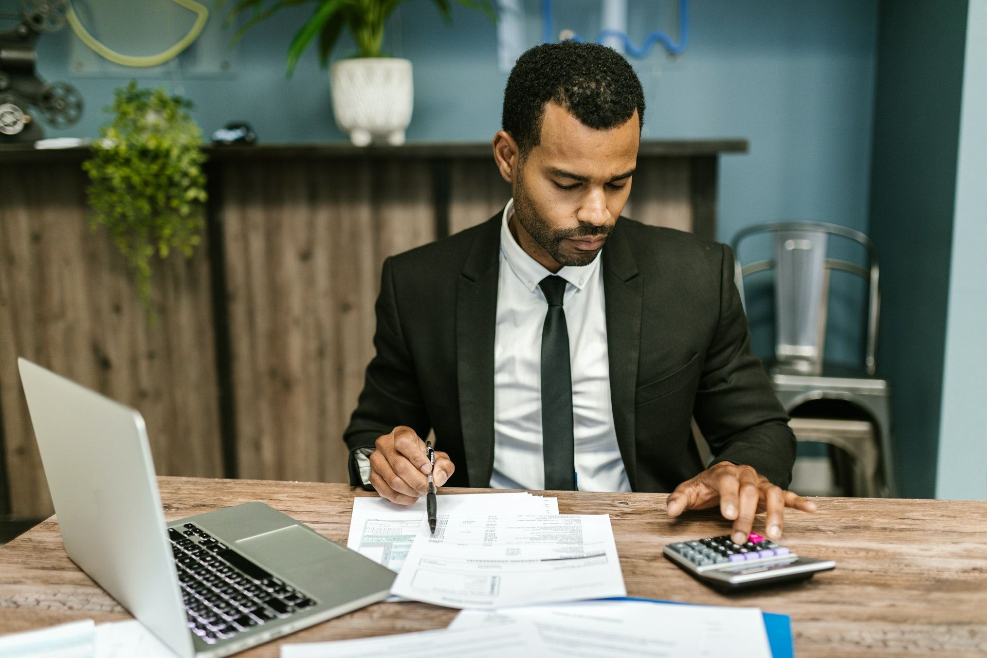 homme-travaille-ordinateur