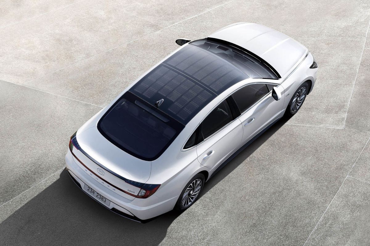 Hyundai lance sa première voiture avec toit solaire