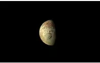 En survolant la lune Io de Jupiter, la sonde Juno en dévoile les secrets tourmentés