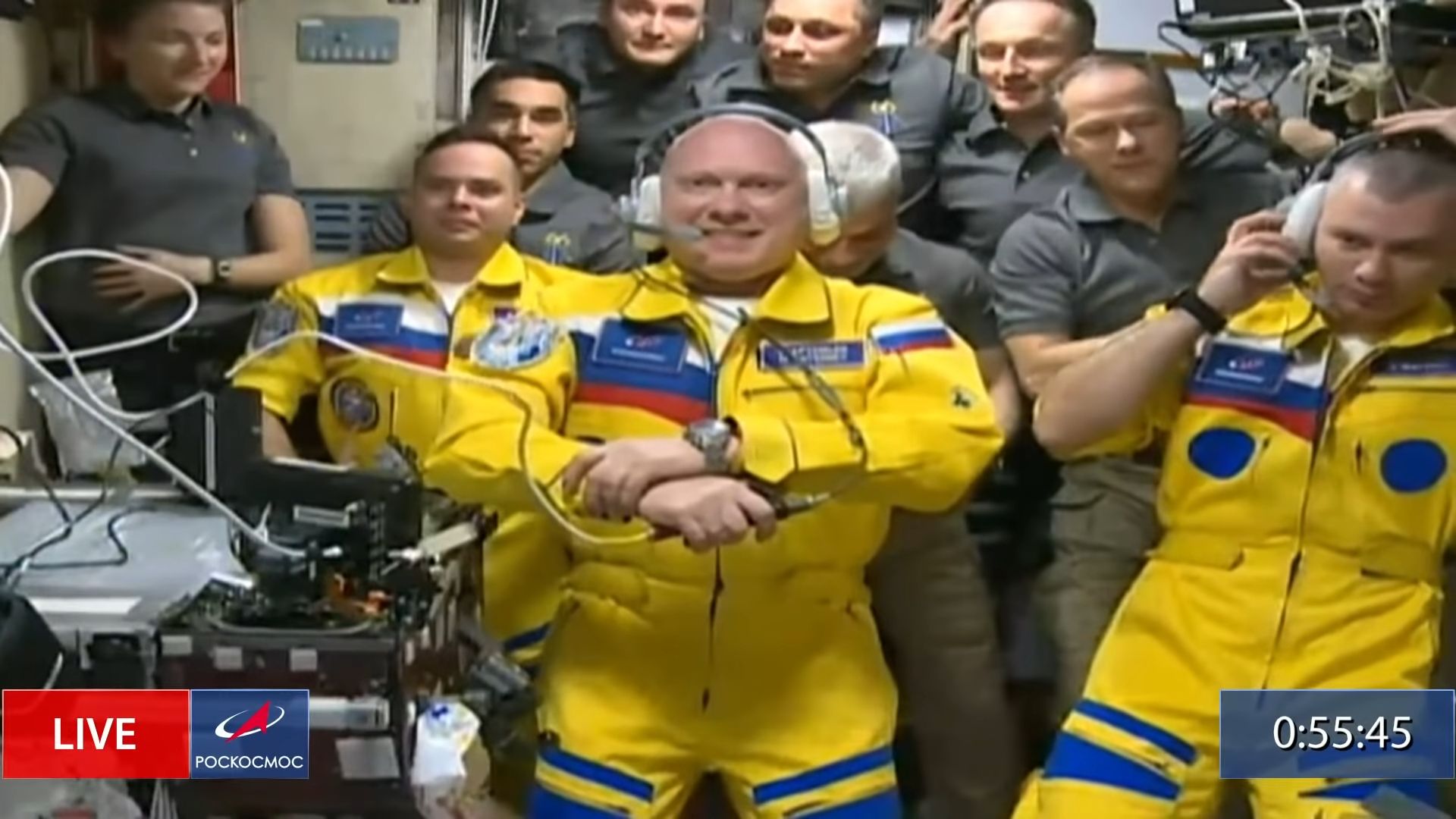 Самый возрастной командир экипажа мкс магаданец. Российские космонавты в желтых костюмах. Российские космонавты.