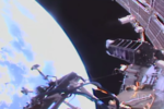 ISS-nanosatellite-main-cosmonaute