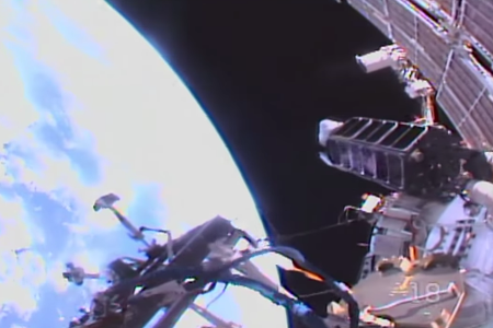 ISS-nanosatellite-main-cosmonaute