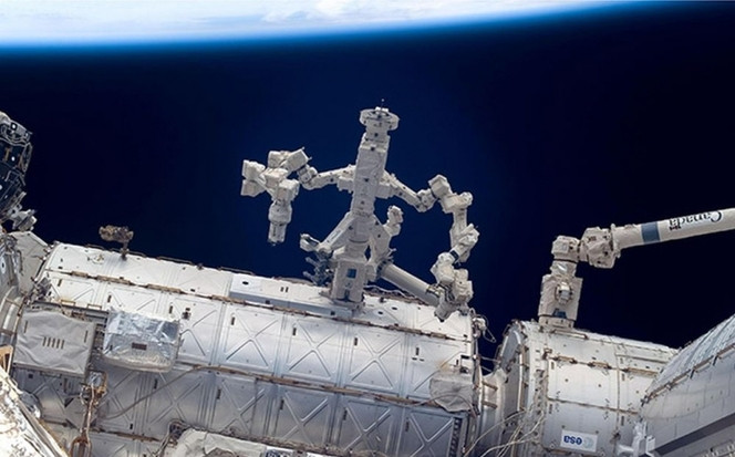 ISS robot Canadarm2