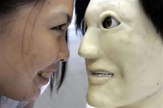 japon-robot-visage-humain