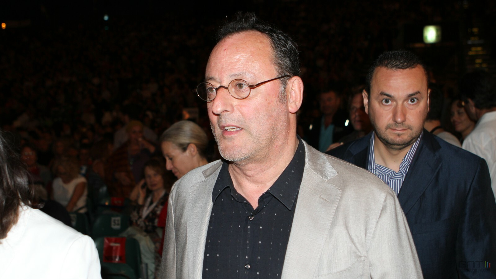 Un deepfake de Jean Reno lui coûte 350 000 euros : la descente aux enfers d'un père de famille.
