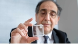 Un implant oculaire et des lunettes IA redonnent la vue à des patients aveugles