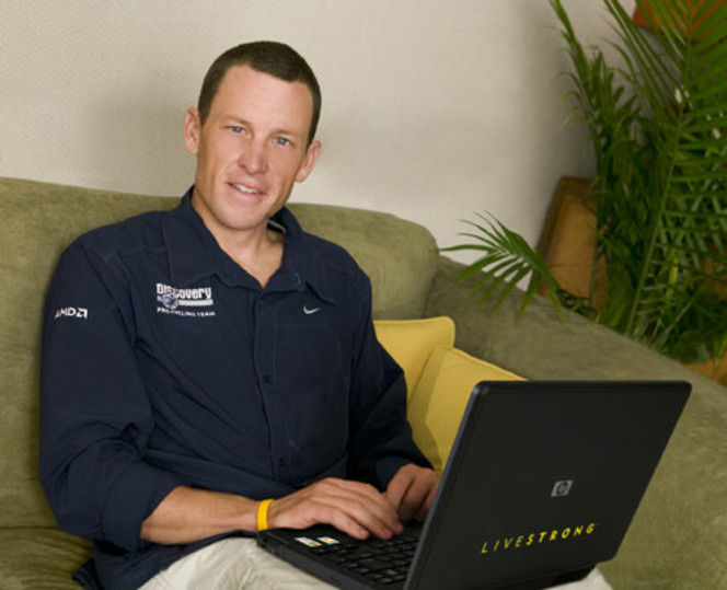 Lance Armstrong et son PC LiveStrong