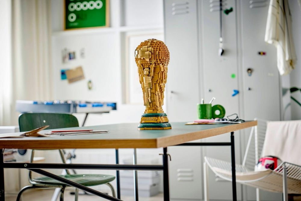 LEGO Editions Sports (43020) Official FIFA World Cup Trophy.