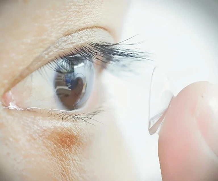 lentille contact vision infrarouge